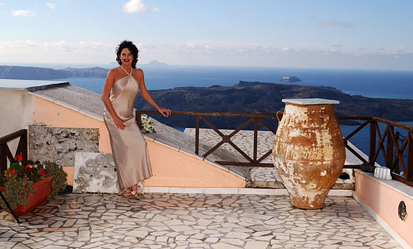 Wedding Photography: Bride and Groom in Santorini